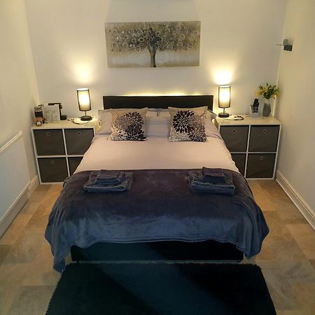 Idyllic 2 Bedroom Self-Contained Upsidedown Annexe 랜드린도드웰스 외부 사진
