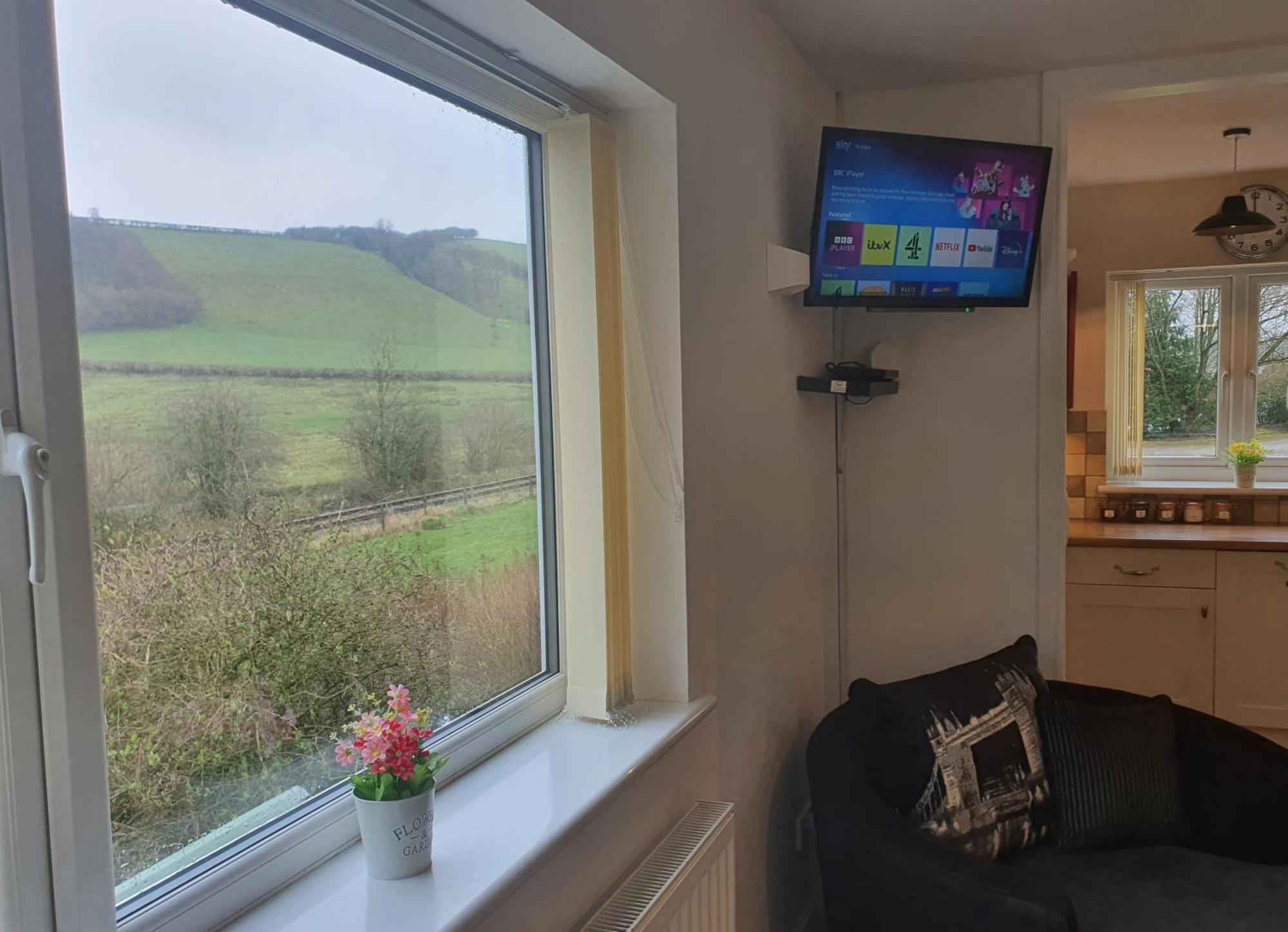 Idyllic 2 Bedroom Self-Contained Upsidedown Annexe 랜드린도드웰스 외부 사진