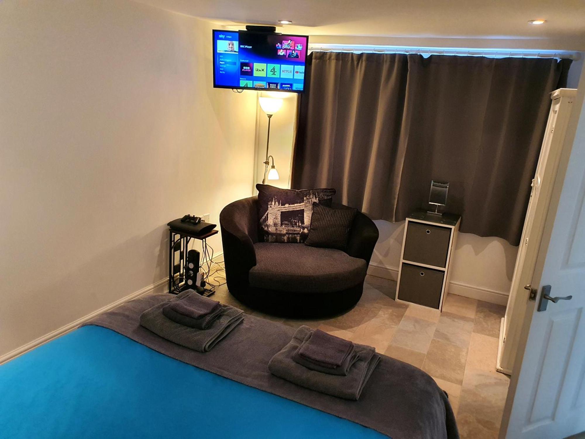 Idyllic 2 Bedroom Self-Contained Upsidedown Annexe 랜드린도드웰스 외부 사진