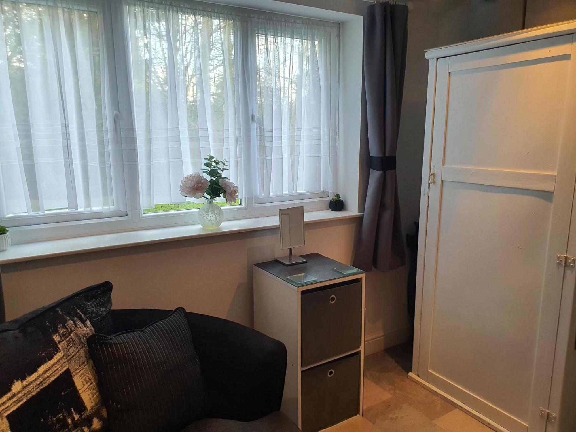 Idyllic 2 Bedroom Self-Contained Upsidedown Annexe 랜드린도드웰스 외부 사진
