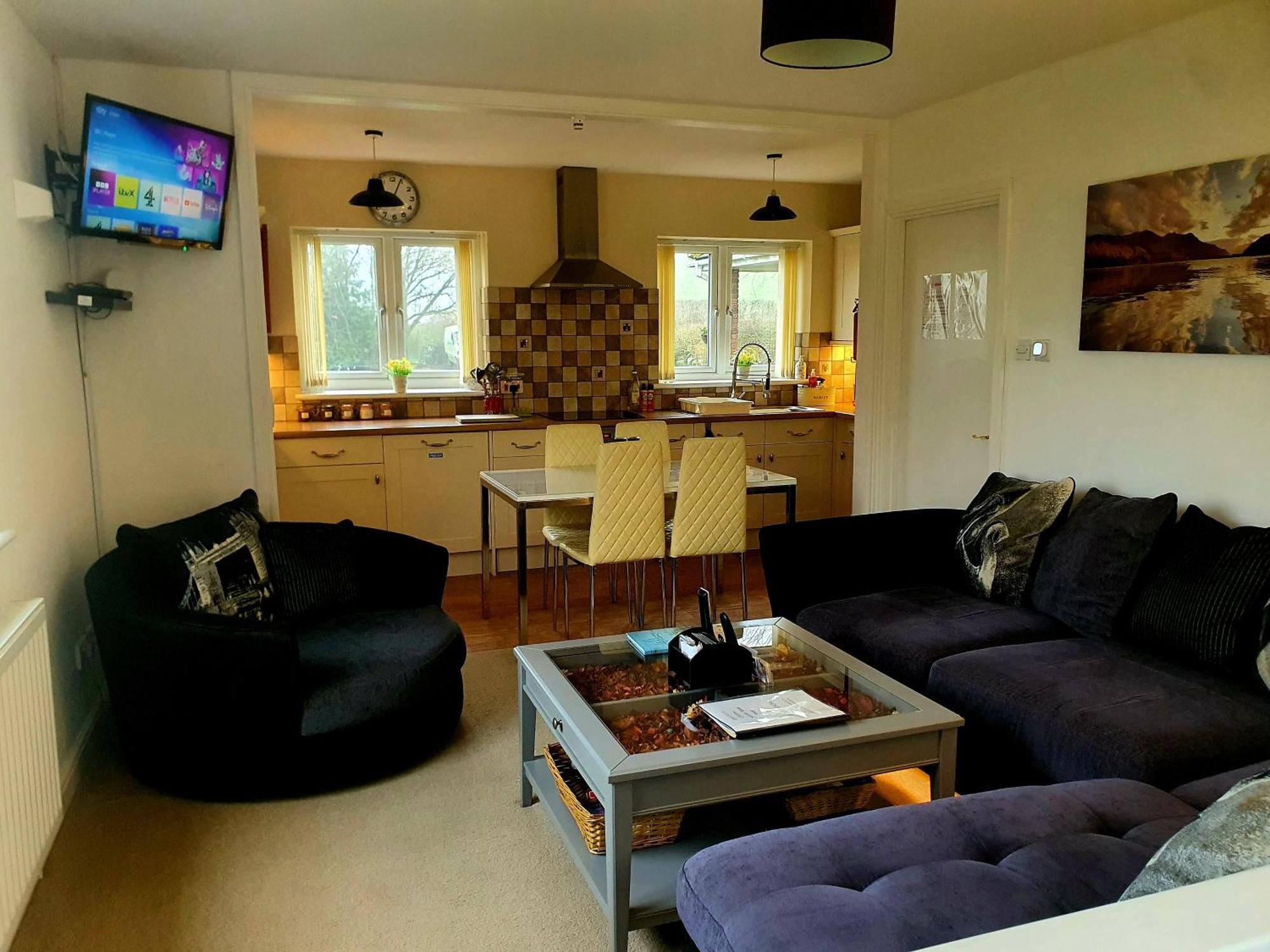 Idyllic 2 Bedroom Self-Contained Upsidedown Annexe 랜드린도드웰스 외부 사진
