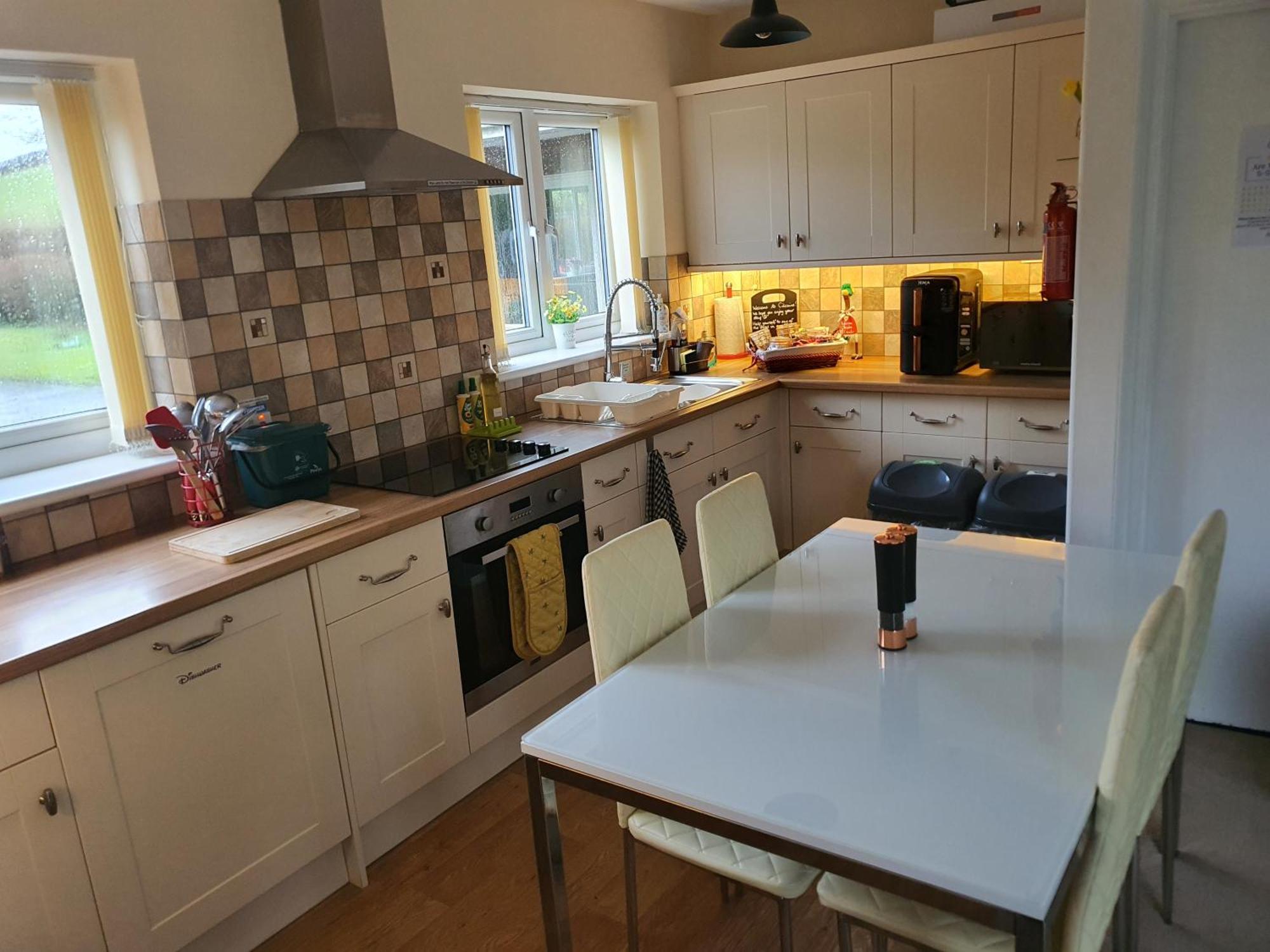 Idyllic 2 Bedroom Self-Contained Upsidedown Annexe 랜드린도드웰스 외부 사진