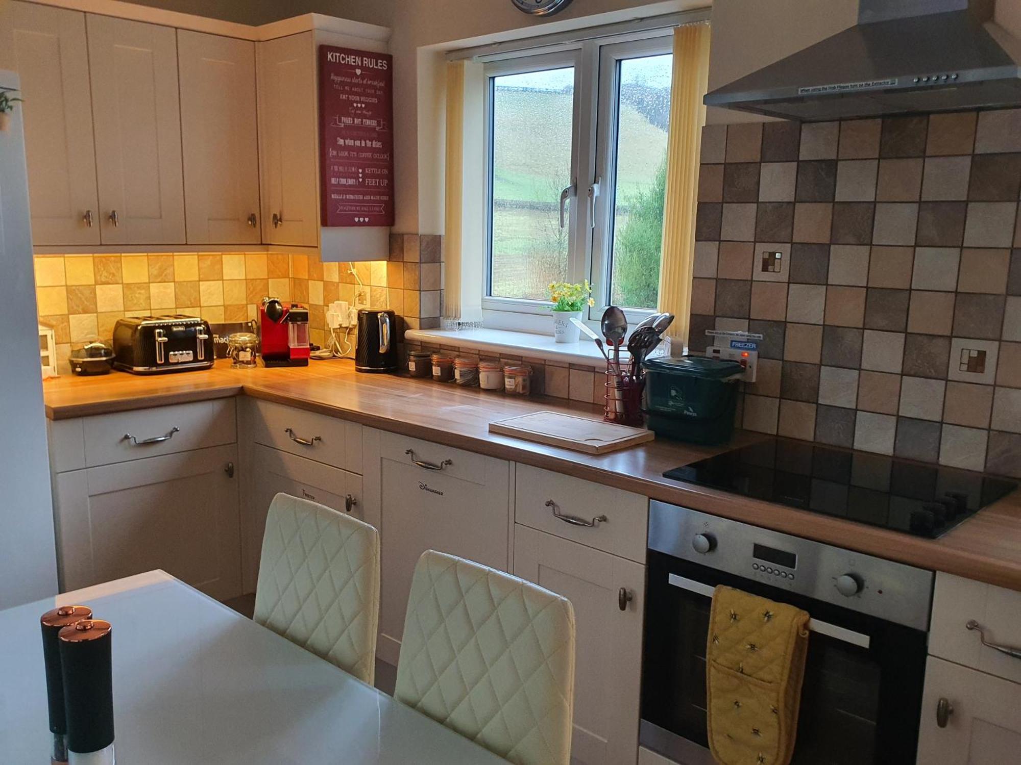 Idyllic 2 Bedroom Self-Contained Upsidedown Annexe 랜드린도드웰스 외부 사진